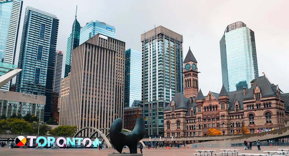 Vista sulla skyline di Toronto con la scritta 'I Love Toronto' davanti all'edificio storico nel campus del Sir John A. Macdonald Collegiate Institute.