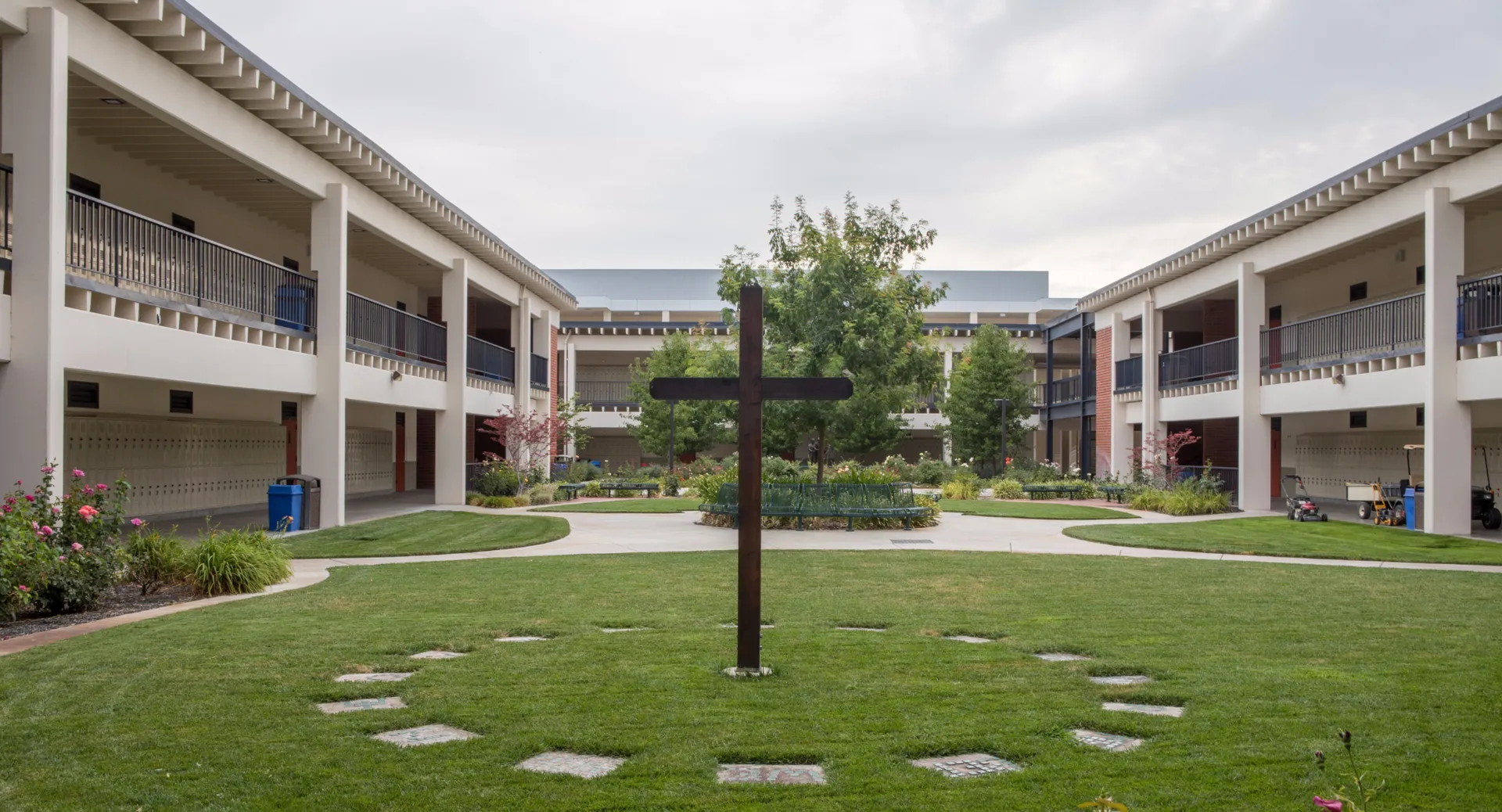 Il cortile, con un prato al centro ed edifici a due piani, circonda l'area interna del De la Salle College Macroom.