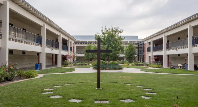 Il cortile, con un prato al centro ed edifici a due piani, circonda l'area interna del De la Salle College Macroom.