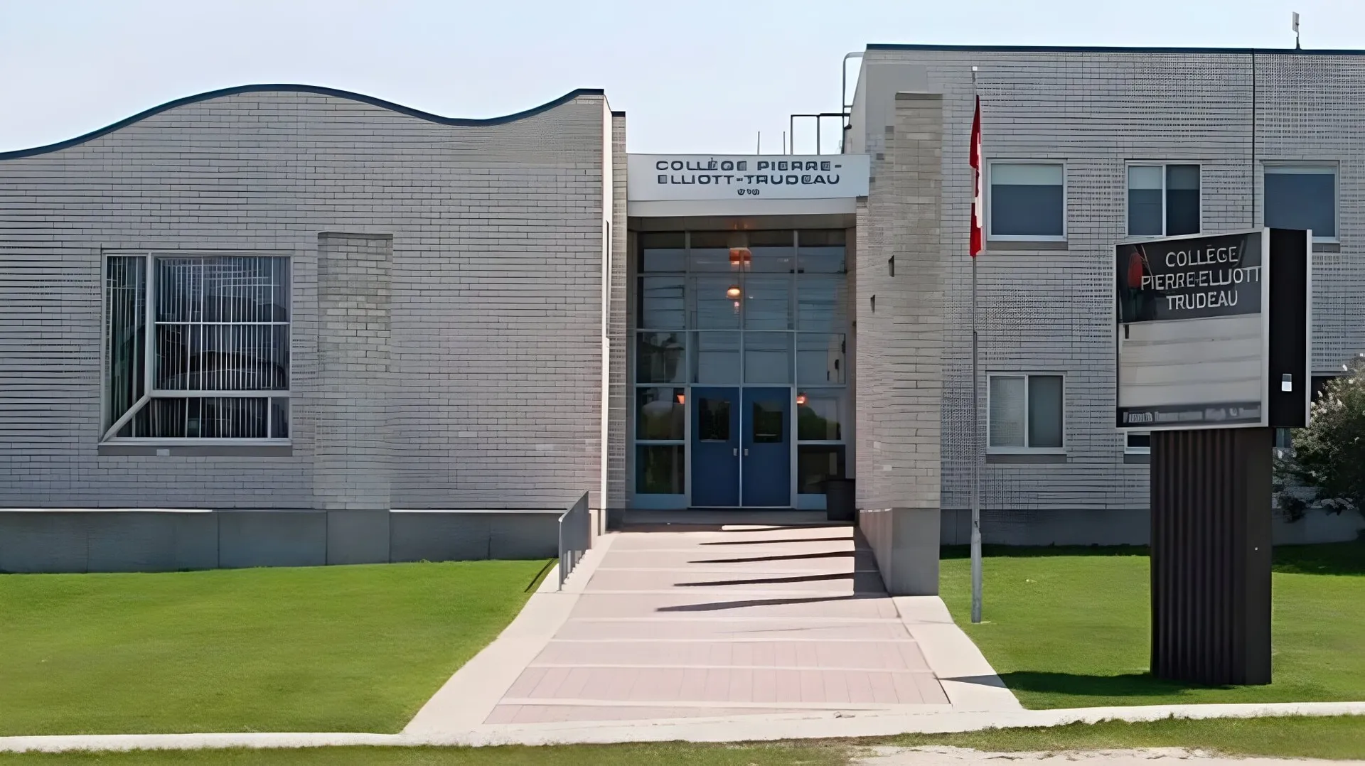 L'edificio moderno a più piani con facciata curva e ampie finestre sorge sul prato davanti al Collège Pierre-Elliott-Trudeau.