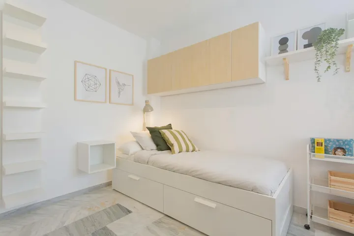 Einzelzimmer in der Residencia Teatinos mit Bett, Regal und Fenster