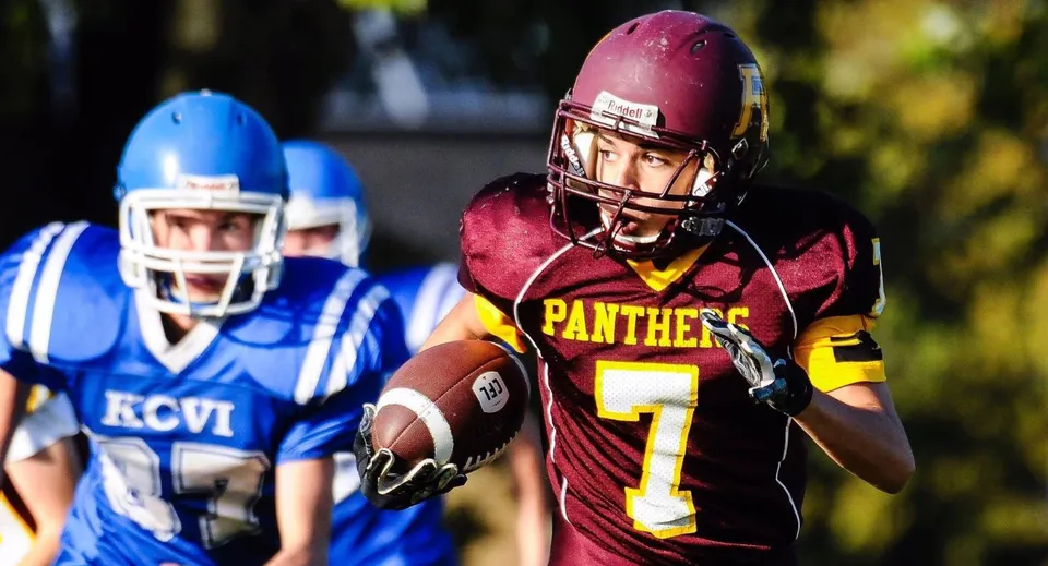 Due giocatori di football si affrontano sul campo da gioco del Loyalist Collegiate & Vocational Institute.