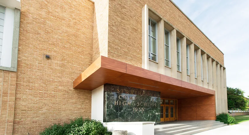 L'edificio in mattoni con l'ingresso ben visibile della Strathcona High School è circondato da aree verdi.