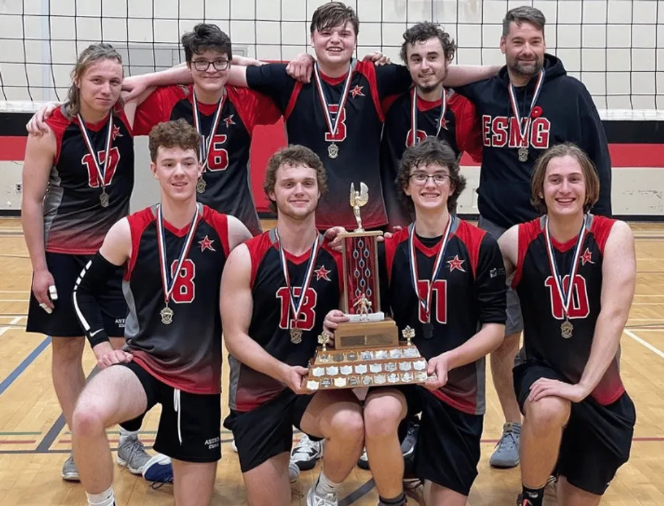 Un gruppo di studenti della École secondaire publique Marc-Garneau posa con un trofeo sul campo da basket.