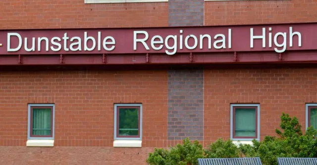 L'edificio in mattoni con grandi finestre mostra la vista esterna del Groton-Dunstable Regional School District.