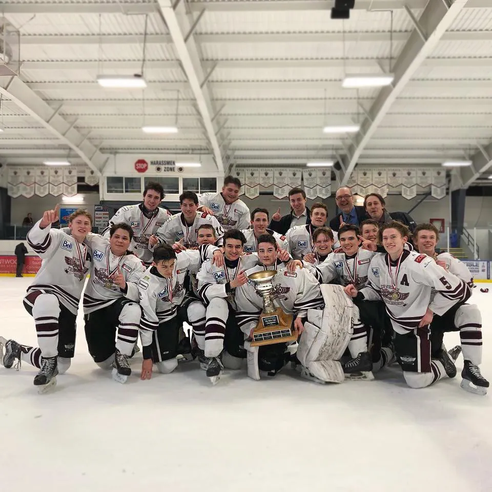 Un gruppo di studenti della Cowichan Secondary School posa con un trofeo nella pista da hockey su ghiaccio.