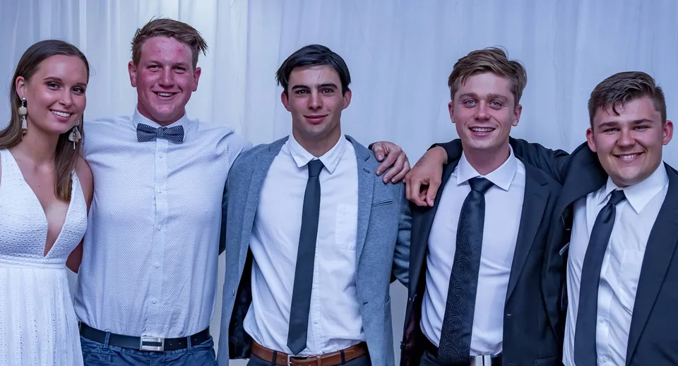 Cinque persone posano insieme davanti a uno sfondo bianco nel campus della Naracoorte High School.