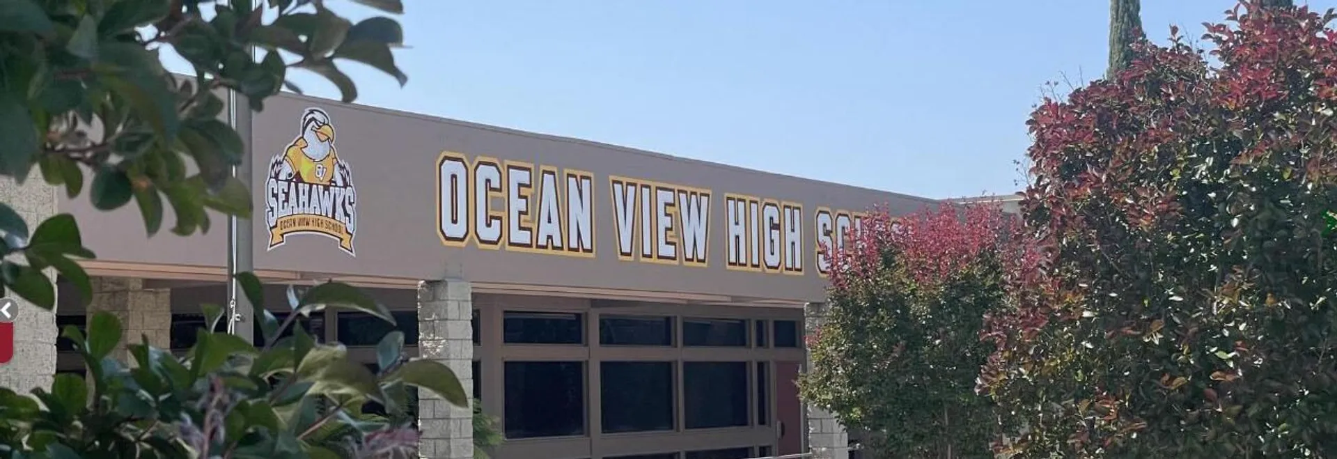 L'edificio della Ocean View High School è visibile con alberi e cespugli in primo piano.