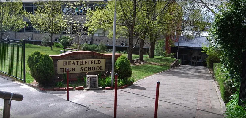 L'ingresso della Heathfield High School con un cartello, alberi e un viale pavimentato.