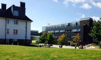 Edifici del campus di Avery Hill affacciati sul grande prato verde