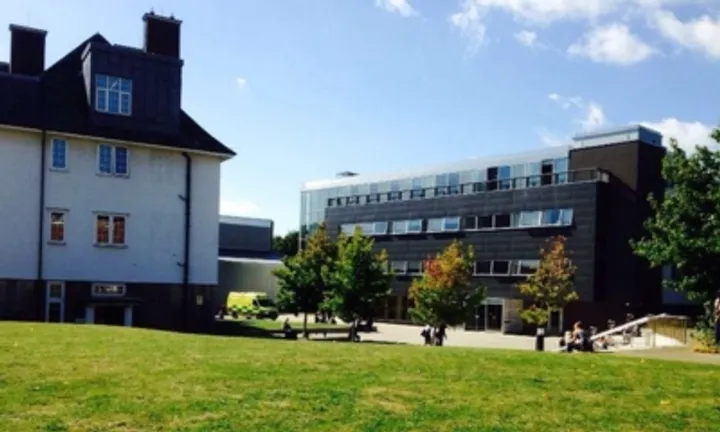 Edifici del campus di Avery Hill affacciati sul grande prato verde