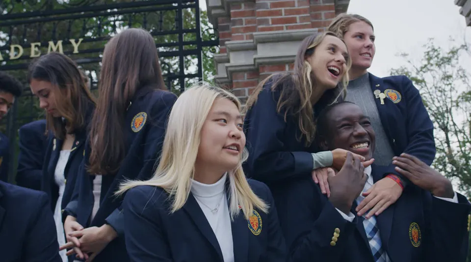 Un gruppo di studenti della Wilbraham & Monson Academy insieme a parlare nel campus della scuola.