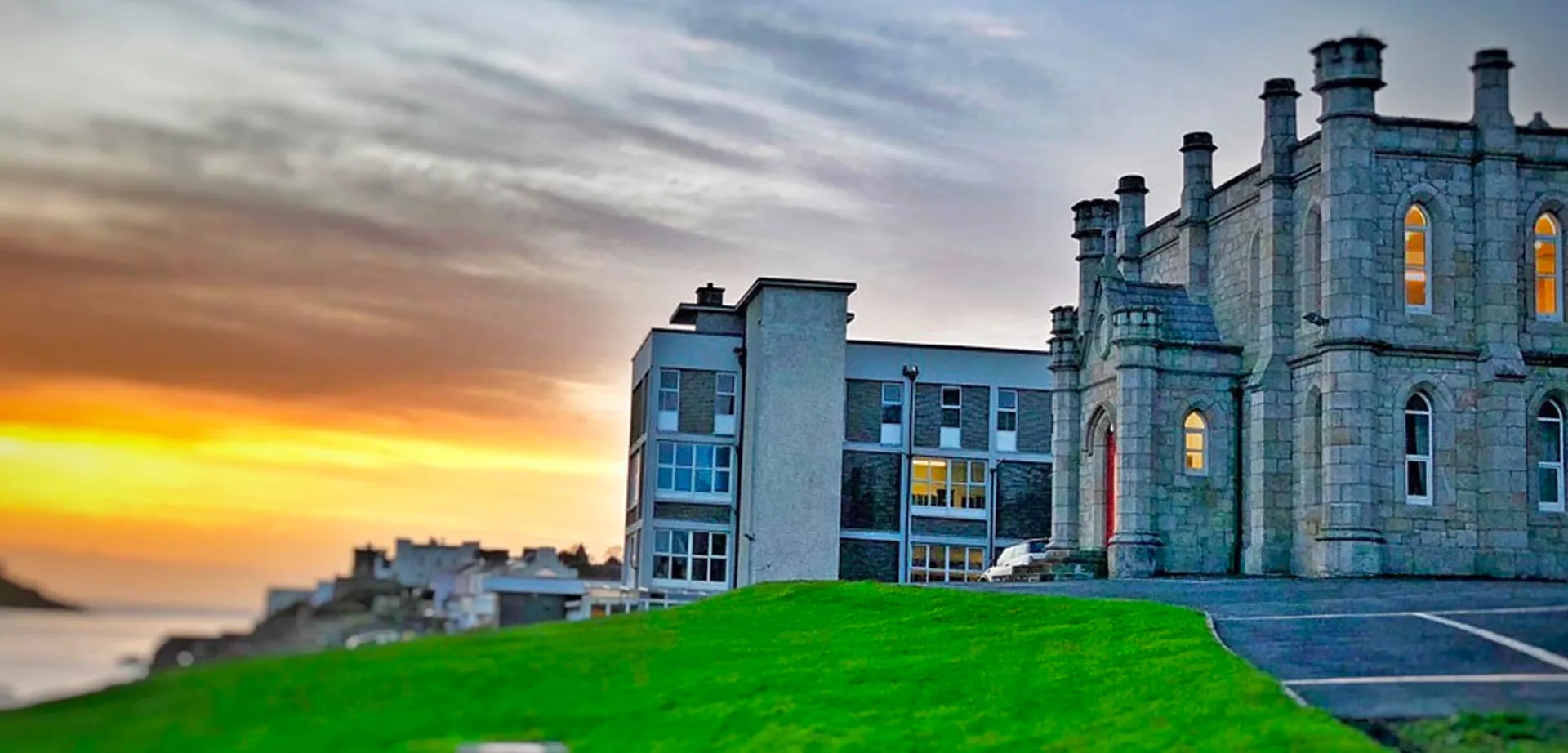 L'edificio storico della Loreto Abbey Secondary School situato sulla costa al tramonto.