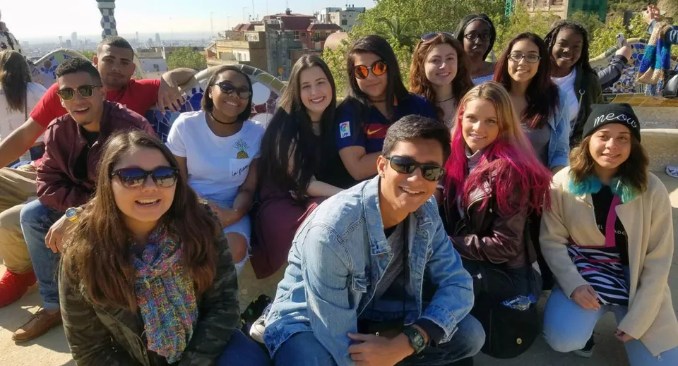 Un gruppo di studenti della Middletown Christian School posa all'aperto davanti al panorama della città per una foto di gruppo.