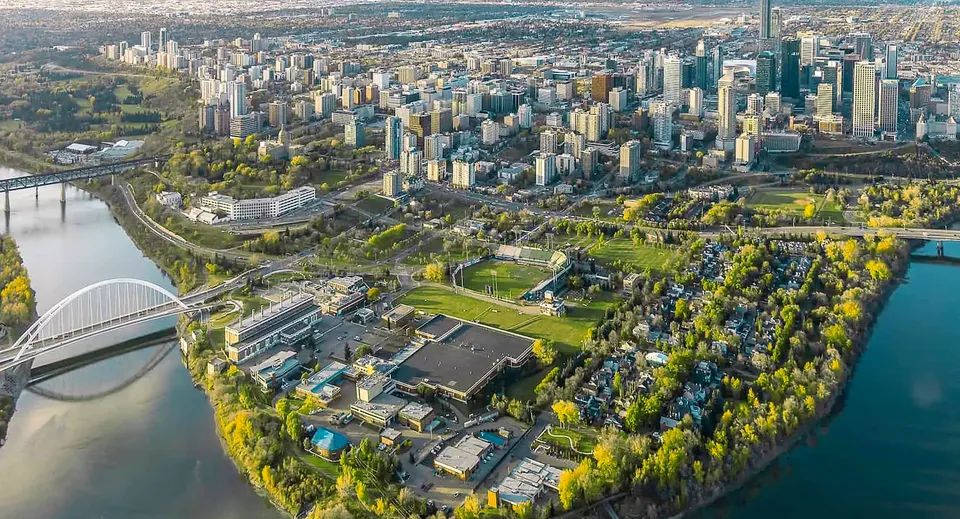 Vista sul paesaggio urbano con grattacieli e aree verdi vicino alla Lillian Osborne High School.