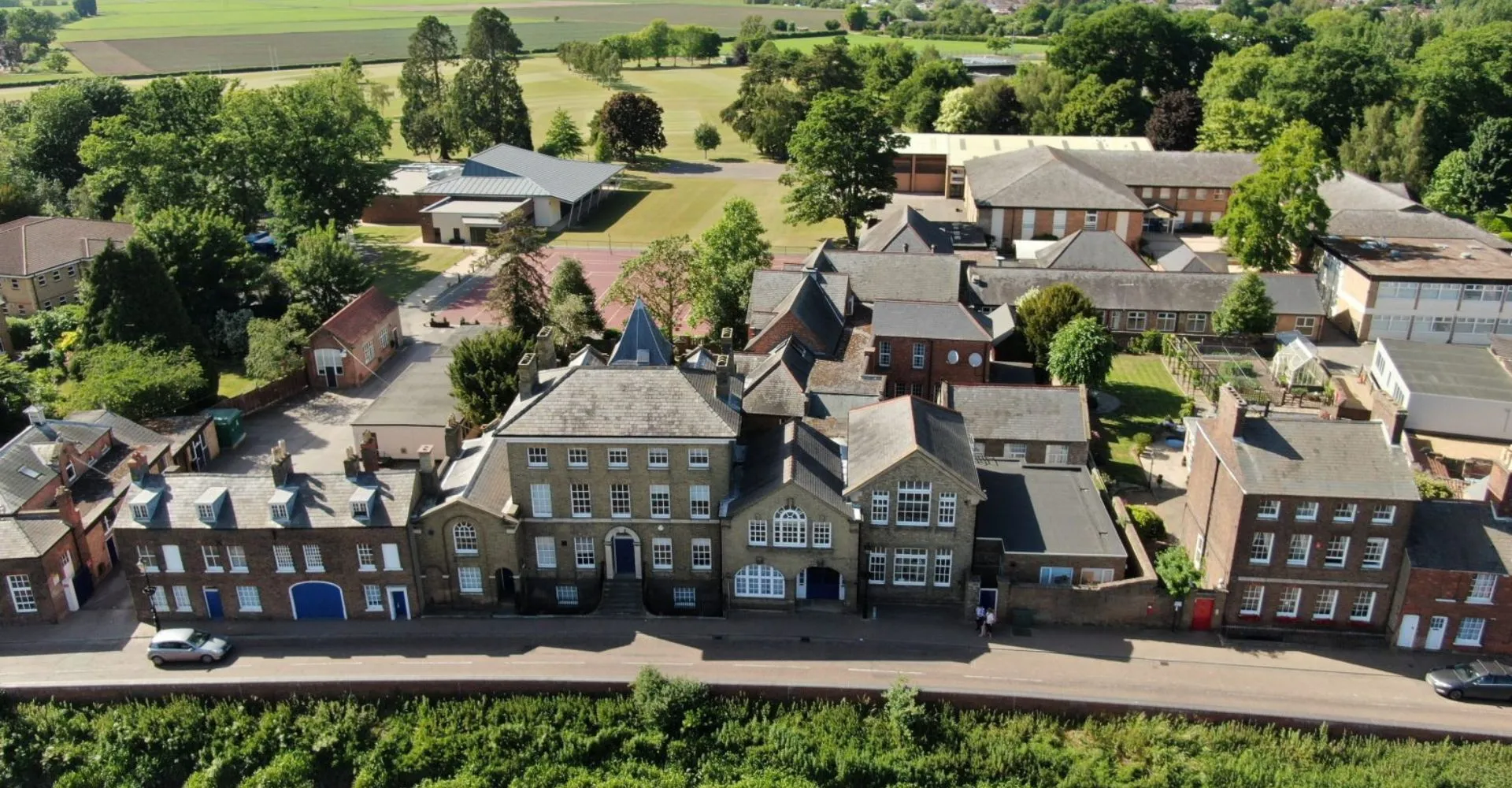 Vista storica della città con edifici a più piani nei pressi della Wisbech Grammar School in un paesaggio verde.