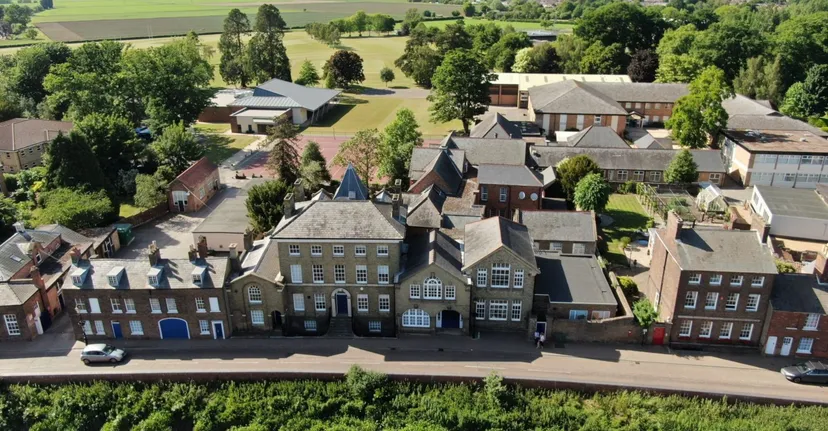 Vista storica della città con edifici a più piani nei pressi della Wisbech Grammar School in un paesaggio verde.