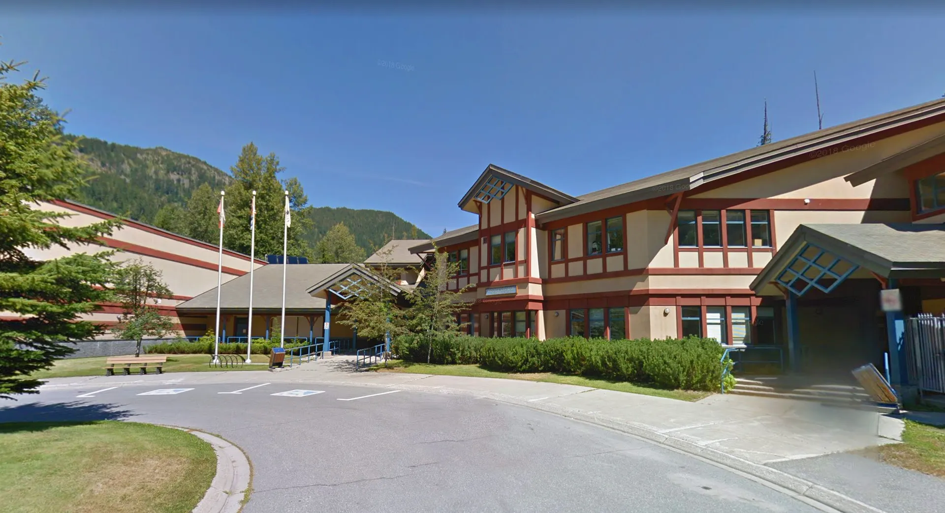 Vista su un paesaggio pittoresco con una tradizionale architettura di paese vicino alla Whistler Secondary School.