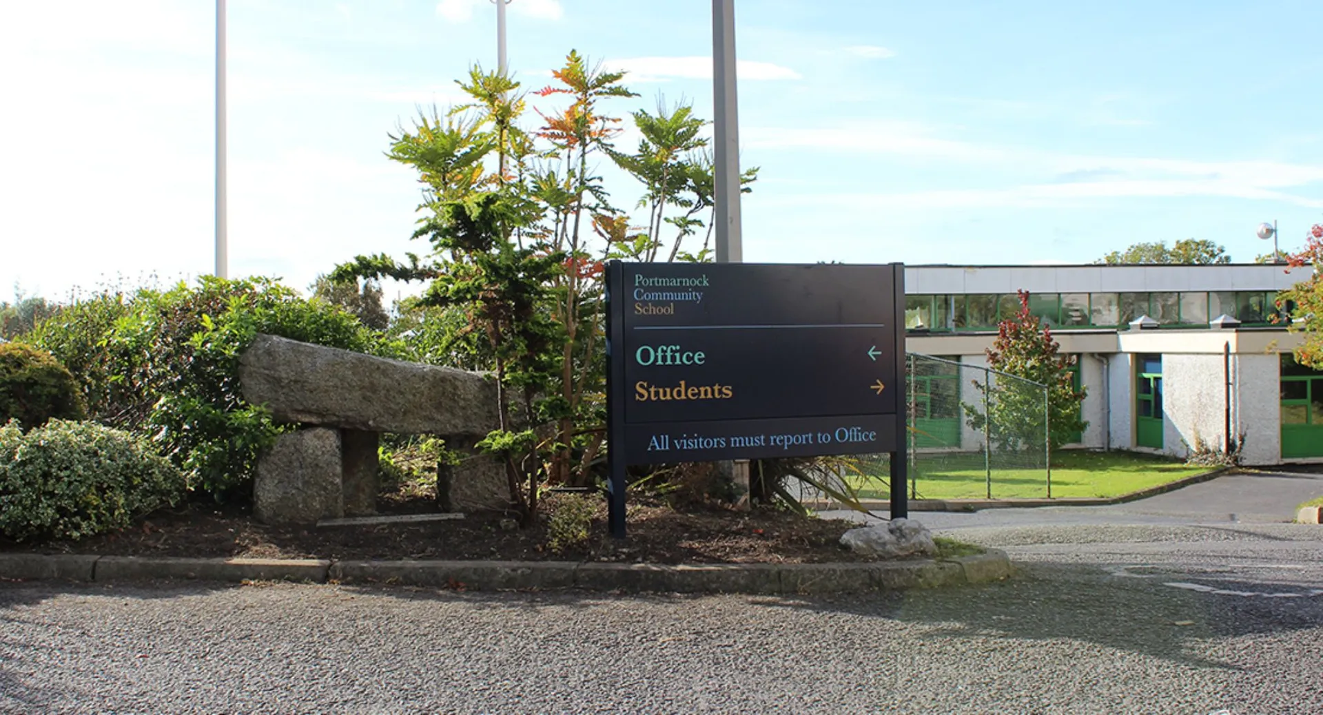 Si vede l'ingresso del campus della Portmarnock Community School con i cartelli Office e Students.