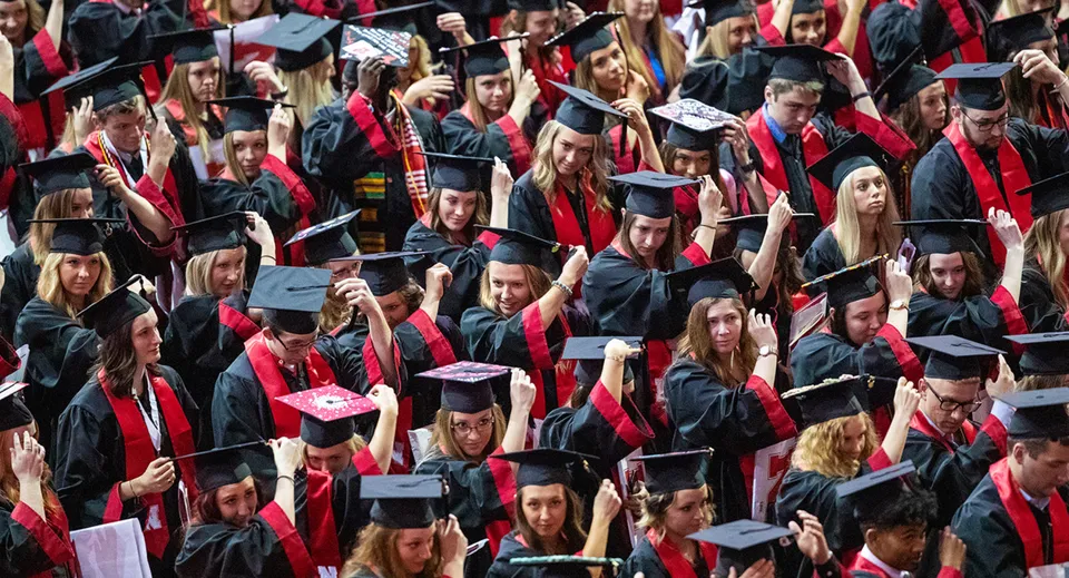 Un grande gruppo di diplomati della Ardscoil Phadraig in toghe rosse si riunisce per la cerimonia di diploma.