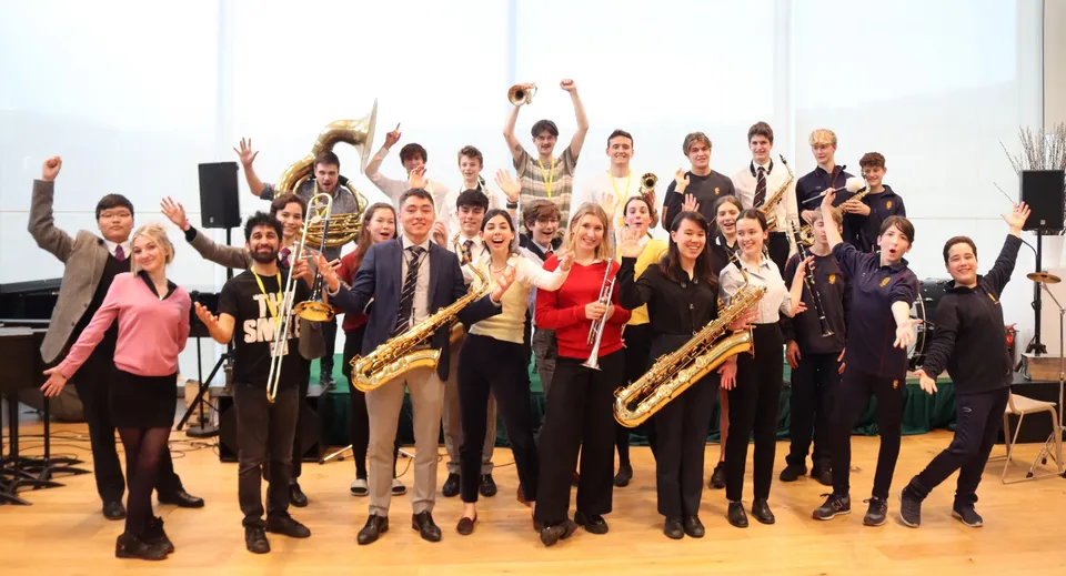 Un gruppo di studenti e musicisti del Brighton College si riunisce con i propri strumenti in una sala prove.