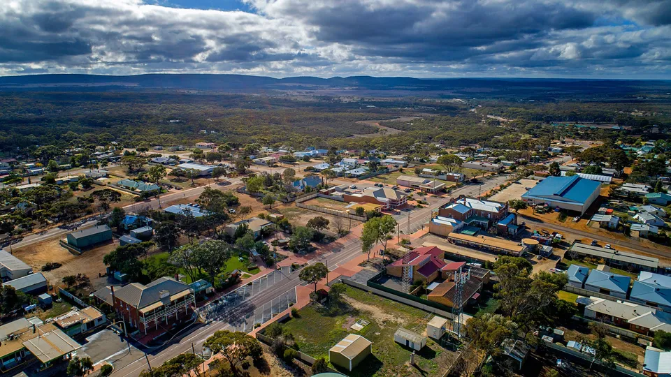 Vista su una città in un paesaggio montuoso sotto un cielo coperto di nuvole vicino alla Ravensthorpe District High School.
