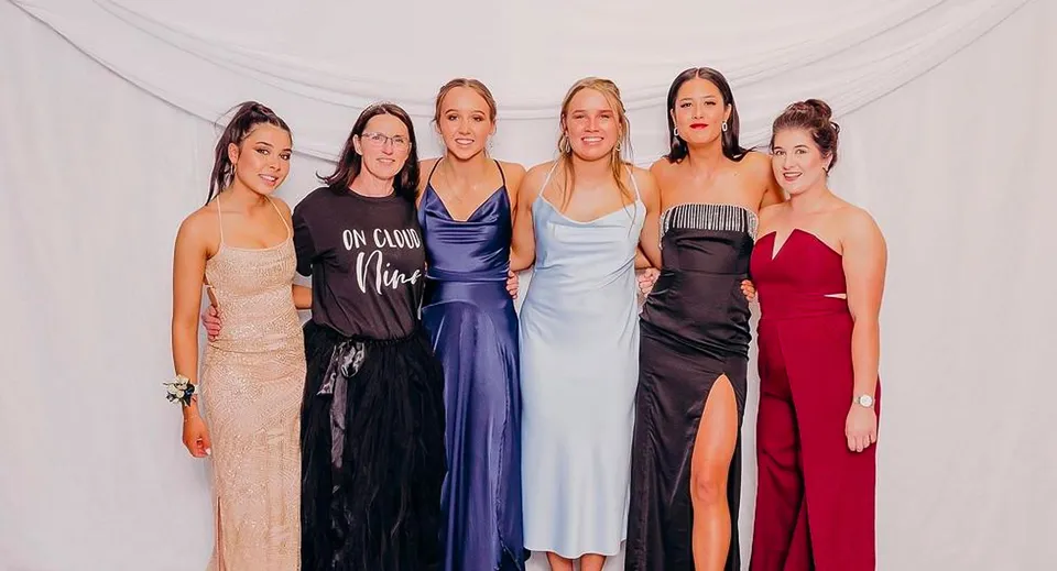 Un gruppo di sei studentesse del Mount Hutt College posa in abito da sera formale davanti a uno sfondo bianco.