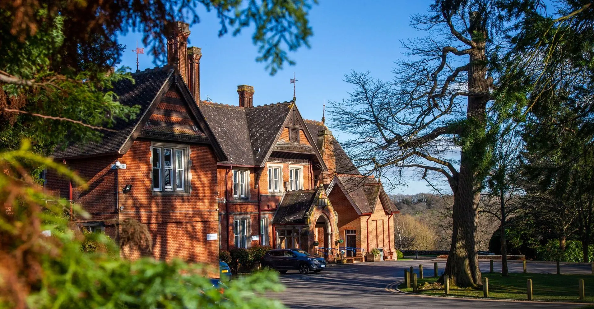 L'edificio storico in mattoni con tetto in tegole e architettura decorata nel campus del Kent College Pembury.