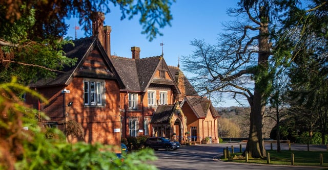 L'edificio storico in mattoni con tetto in tegole e architettura decorata nel campus del Kent College Pembury.