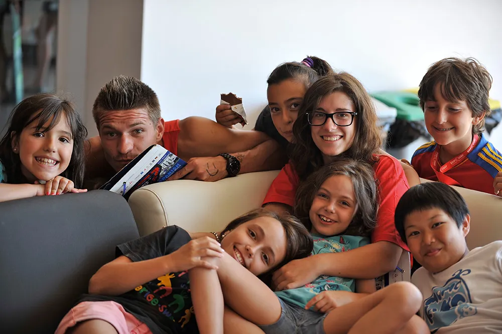 Gruppe von Jugendlichen des Camps lacht zusammen auf dem Sofa