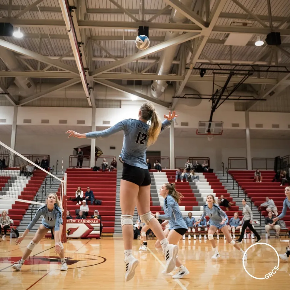 Uno studente della Grand Rapids Christian High School salta per una schiacciata di pallavolo nella palestra.
