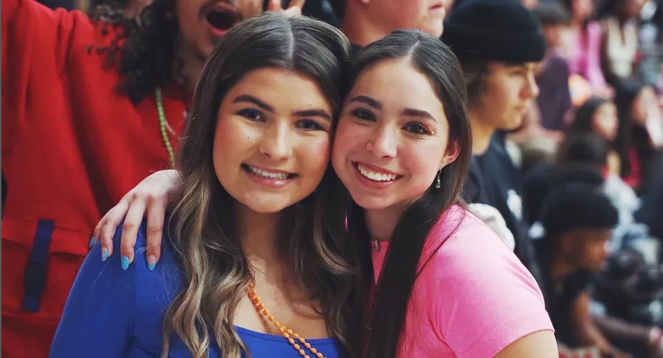 Due studentesse ridono e si abbracciano nel campus del Murrieta Valley Unified School District.