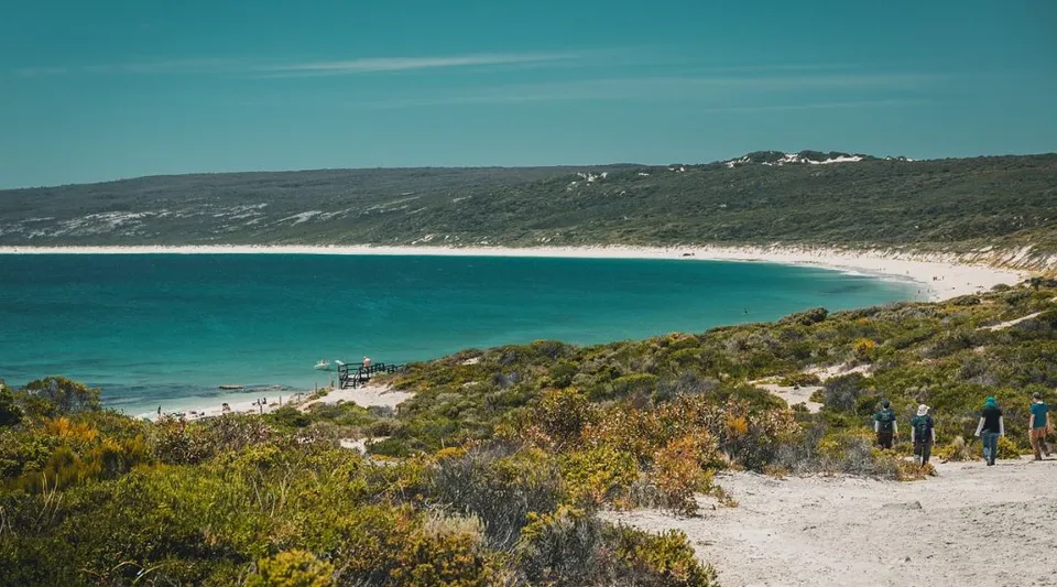 Un paesaggio costiero con spiaggia di sabbia e acqua turchese vicino al North Lake Senior Campus.