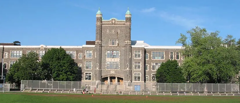 È visibile l'edificio della Central Technical School con due torri e circondato da una verde vegetazione.