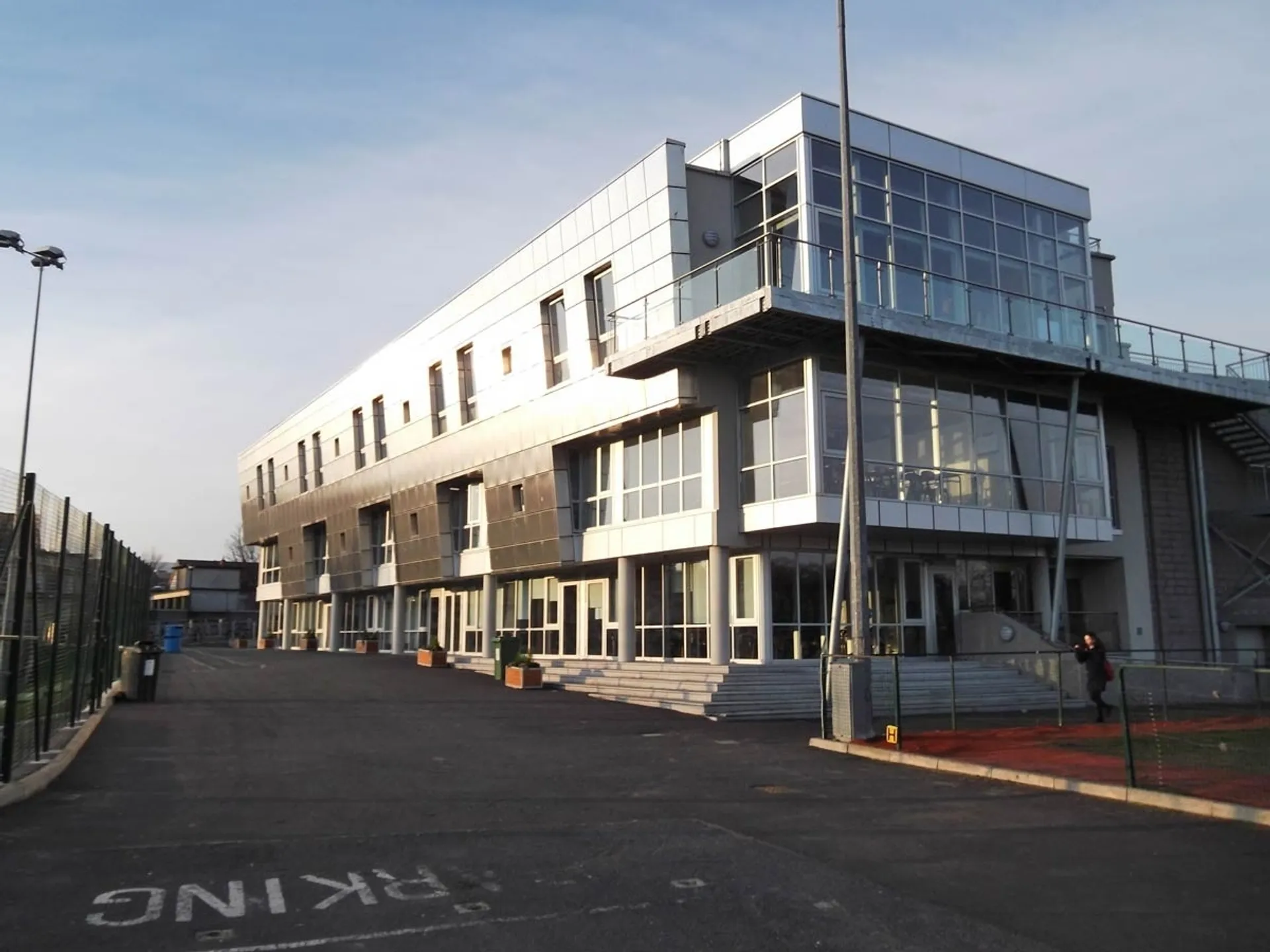 L'edificio moderno del St. Andrews College con ampie vetrate e un balcone.