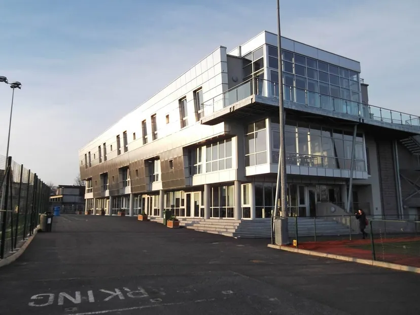 L'edificio moderno del St. Andrews College con ampie vetrate e un balcone.