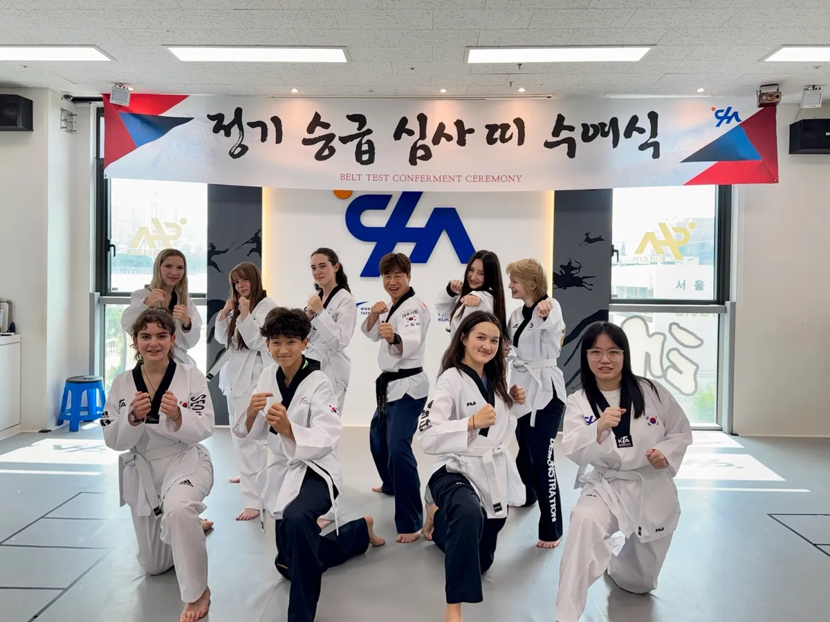 Gruppe von Studierenden bei einem Taekwondo-Kurs in Seoul.