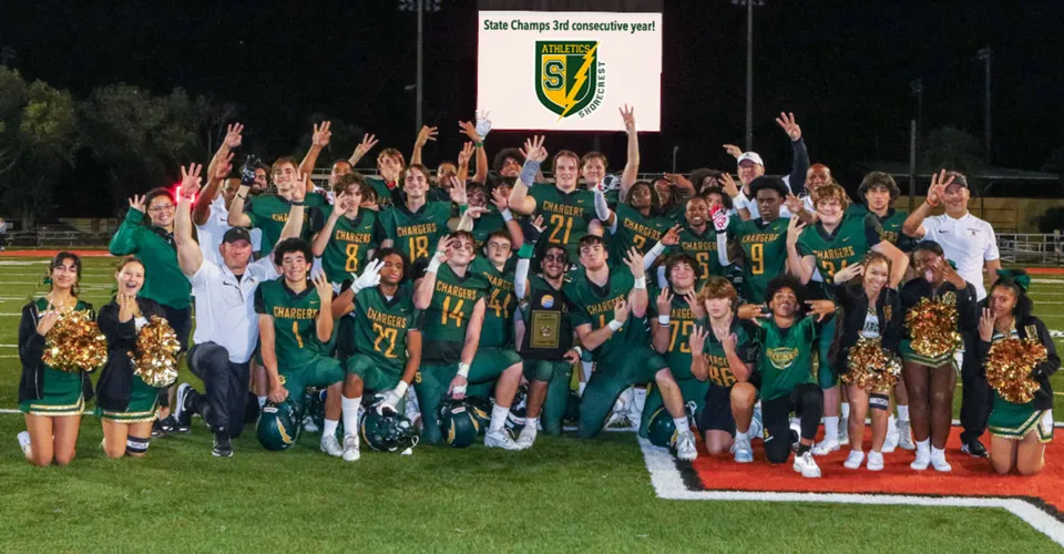 Studenti della Shorecrest Preparatory School festeggiano insieme sul campo da gioco con divise sportive e cheerleader.