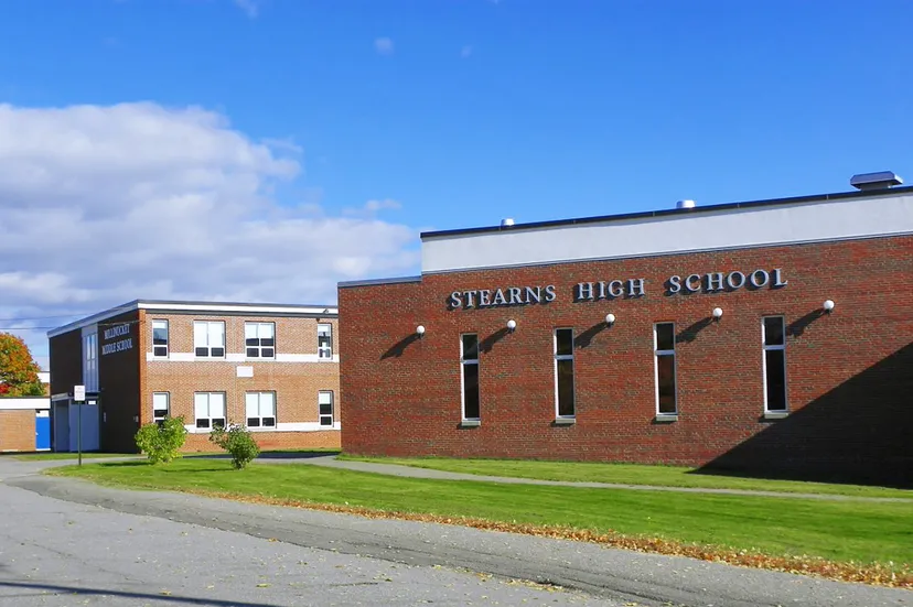 L'edificio in mattoni della Stearns High School con cielo azzurro e nuvole.