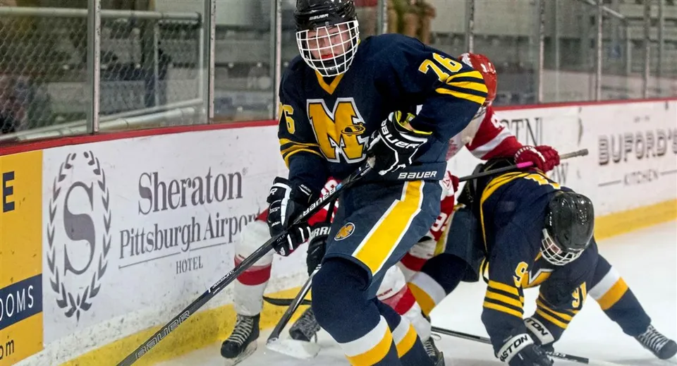 Un giocatore di hockey della Vincent Massey Secondary School si trova sulla pista di ghiaccio con il numero 12 sulla schiena.
