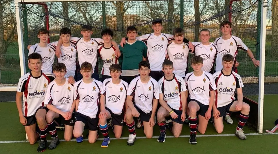 Un gruppo di giovani calciatori in posa sul campo da gioco della Royal School Armagh.