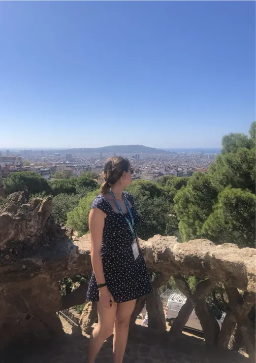 Mariea blickt von einem Aussichtspunkt über die Stadt in Spanien