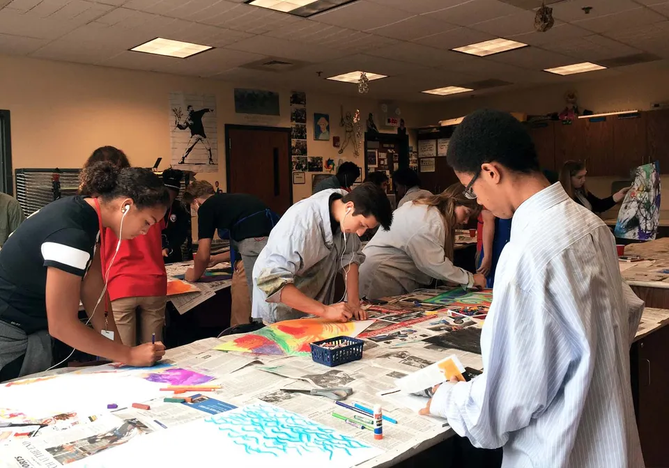 Un gruppo di studenti lavora insieme a un progetto d'arte nel laboratorio della Connecticut IB Academy.