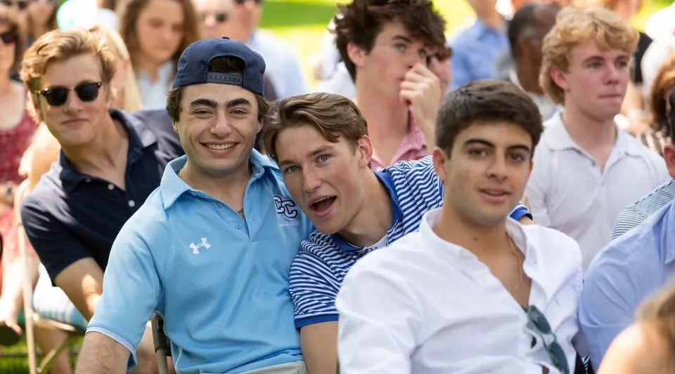 Un gruppo di studenti della The Governor's Academy è insieme e chiacchiera vivacemente.