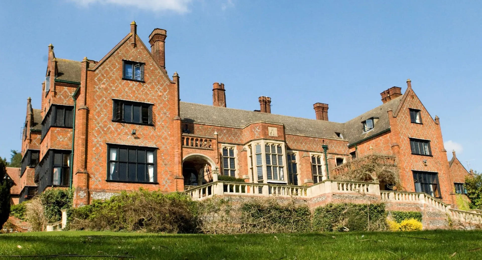L'imponente dimora storica nel campus del Shiplake College sorge su una collina erbosa ed è circondata da una verde vegetazione.