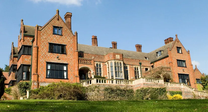 L'imponente dimora storica nel campus del Shiplake College sorge su una collina erbosa ed è circondata da una verde vegetazione.