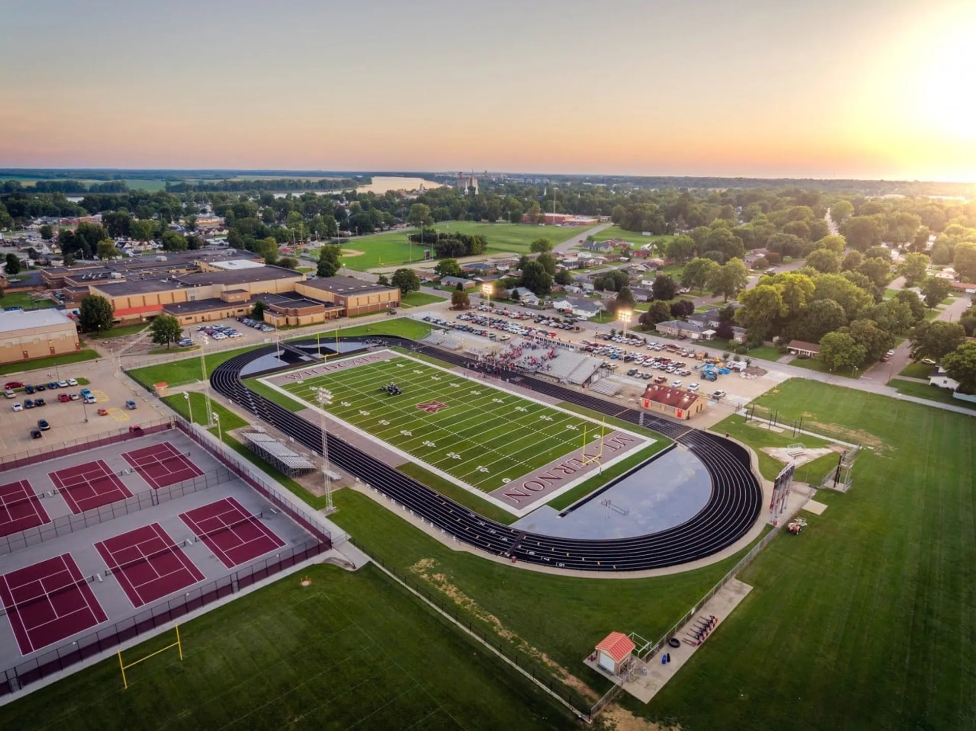 Vista aerea dei campi sportivi e del campus della Mt. Vernon High School al tramonto.