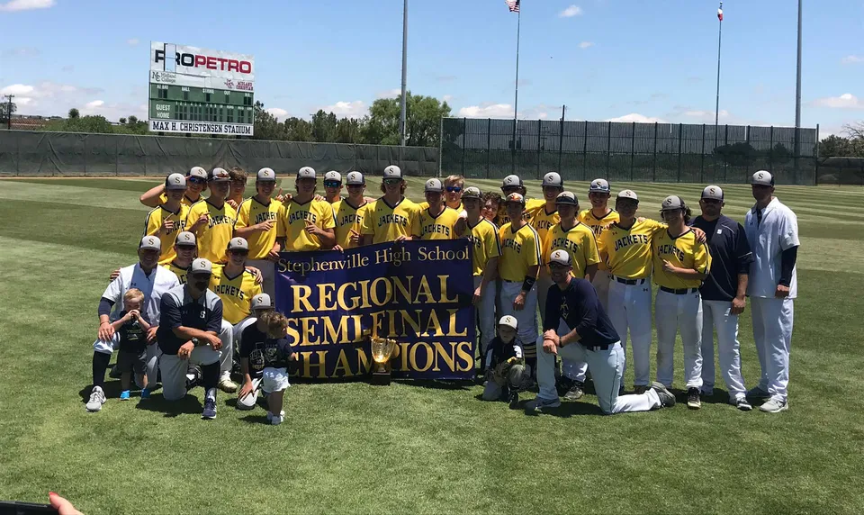 Gli studenti della Stephenville High School posano insieme sul campo da baseball come campioni regionali semifinalisti.