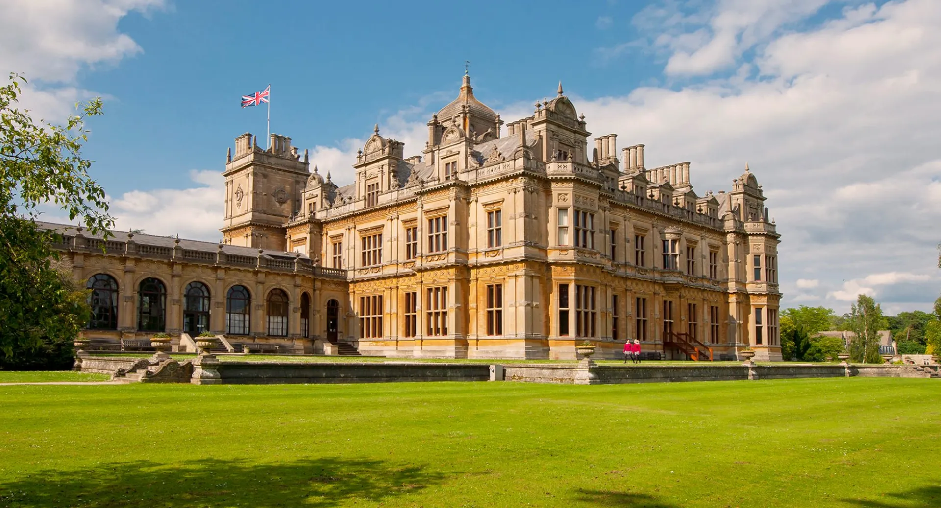 Il castello all'interno della tenuta della Westonbirt School si erge sotto un cielo limpido e davanti a un vasto prato.