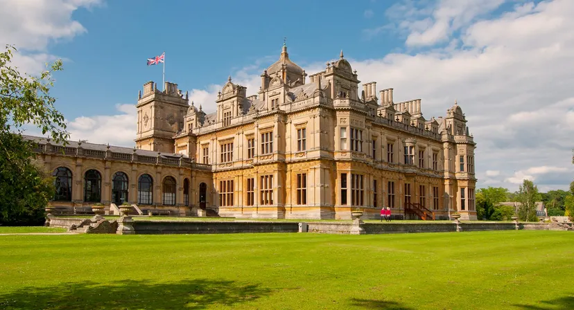 L'edificio storico della Westonbirt School con una bandiera britannica e un ampio prato verde in primo piano.